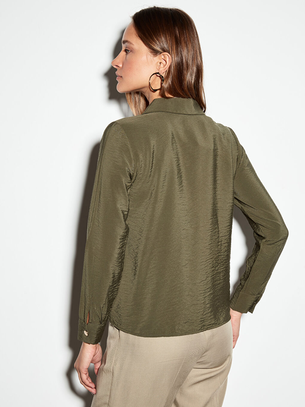 Haki Önden Düğme Kapamalı Uzun Kollu Saten Kadın Gömlek-3