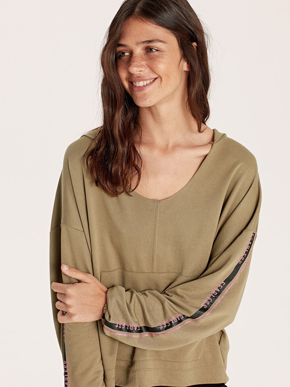 Sweat-Shirt à Capuche en Tissu pour Femmes-1