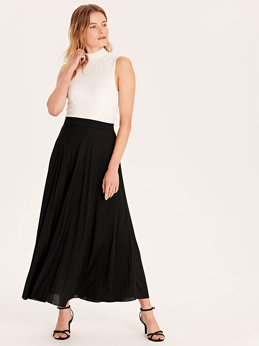 Siyah Rahat Kalıp Penye Kadın Etek