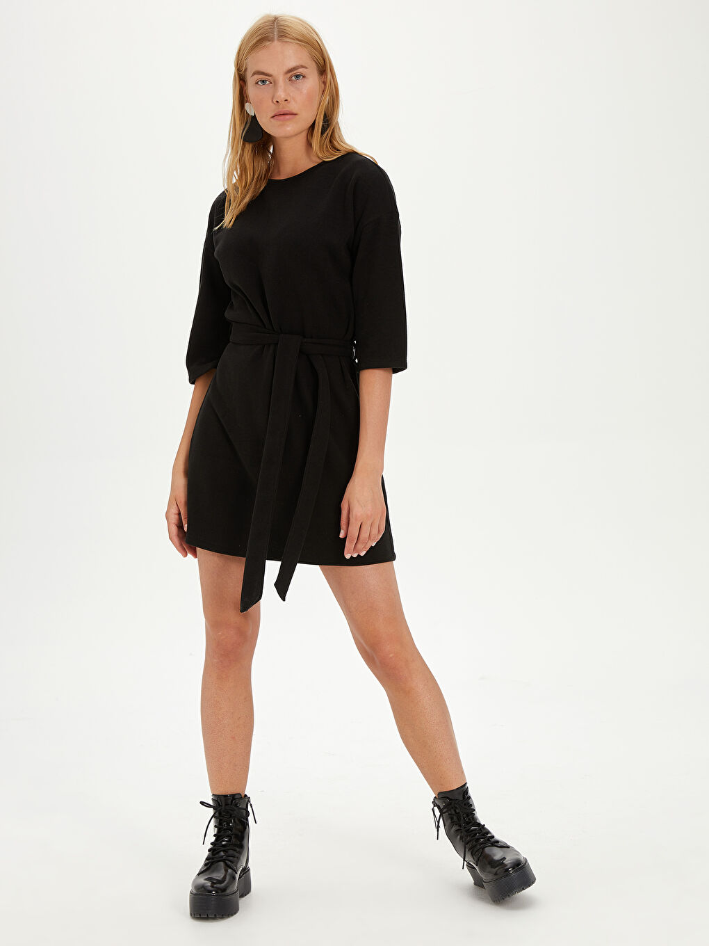 CRNA haljina Žena-1