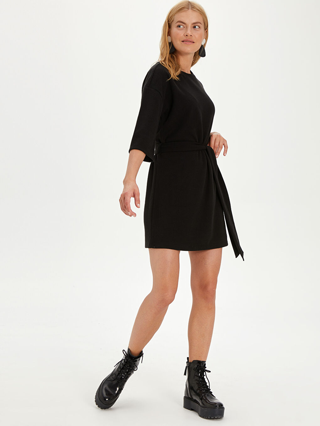 CRNA haljina Žena-2