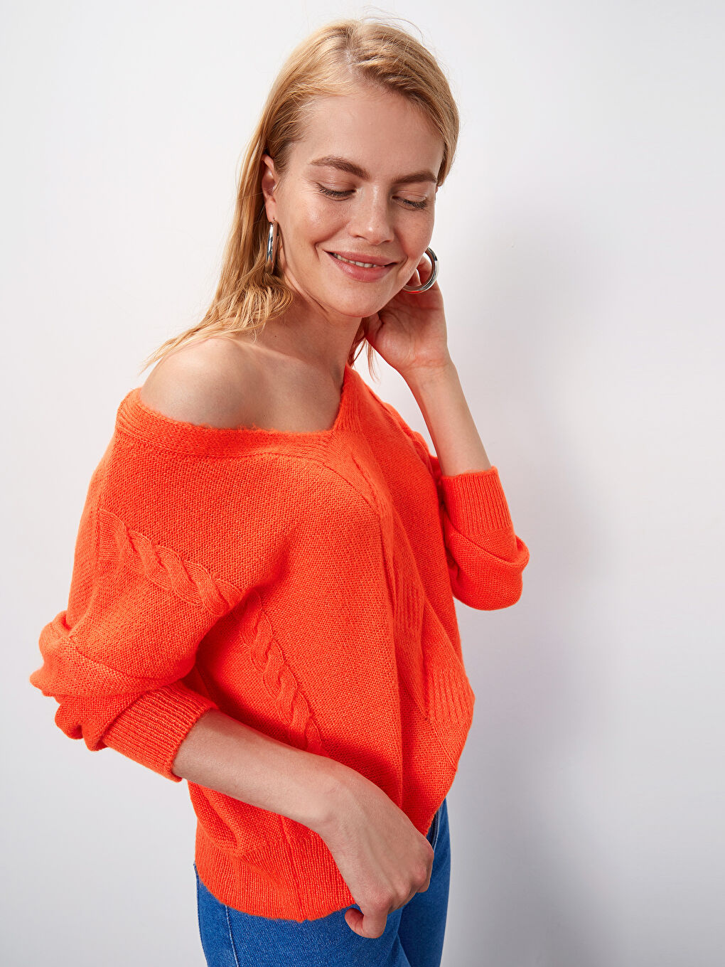 Turuncu V Yaka Saç Örgüsü Desenli Kadın Triko Kazak