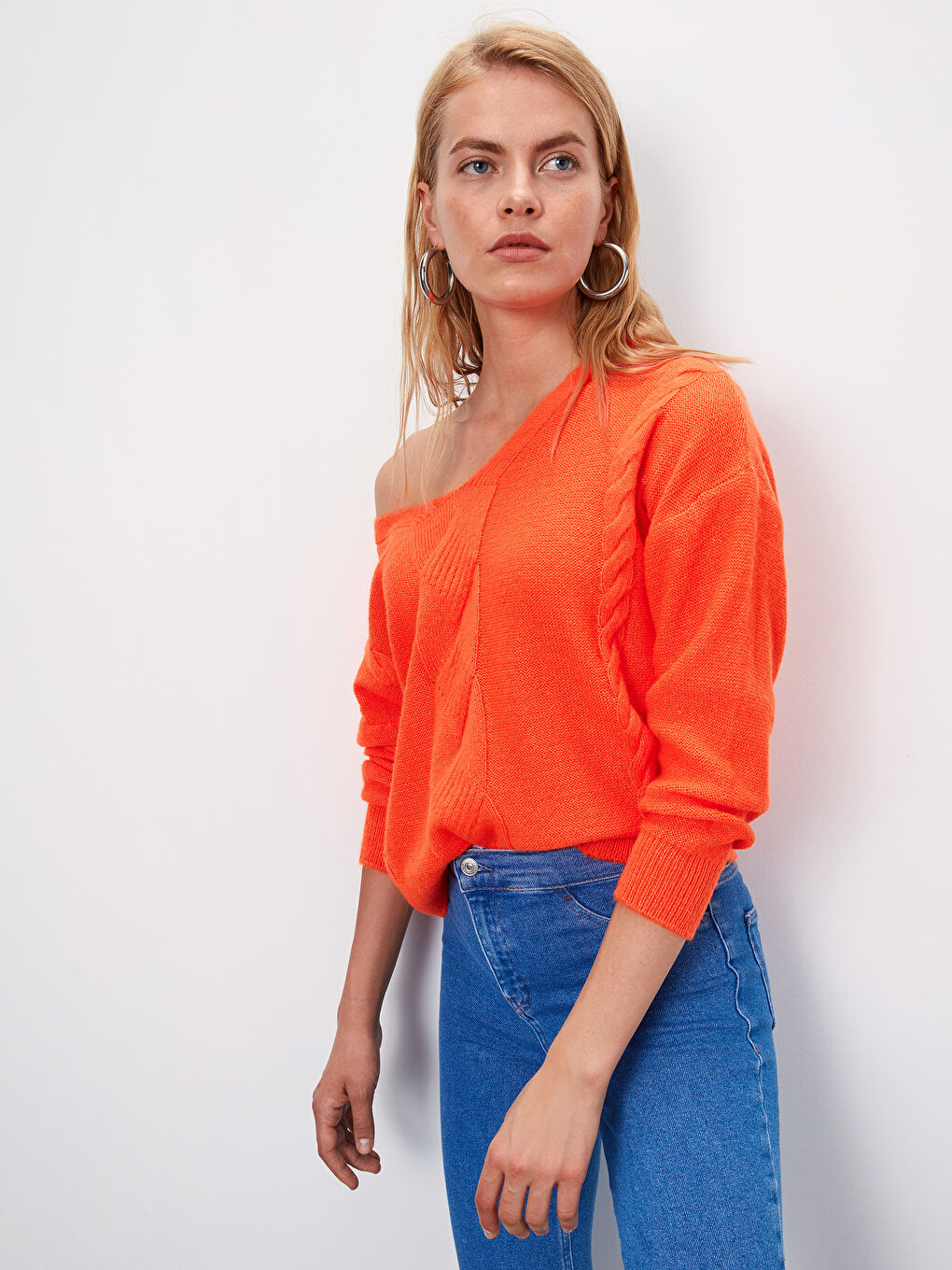 Turuncu V Yaka Saç Örgüsü Desenli Kadın Triko Kazak-1