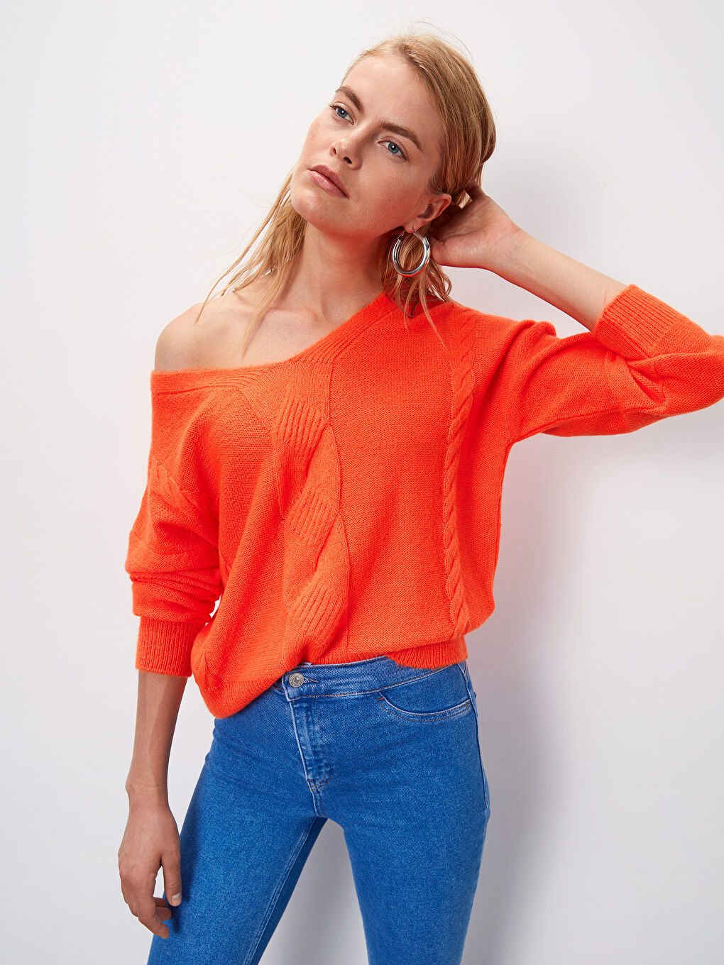 Turuncu V Yaka Saç Örgüsü Desenli Kadın Triko Kazak-2