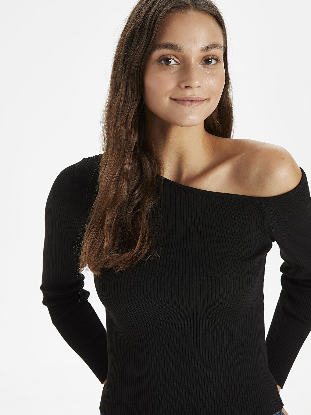 Siyah Kayık Yaka Düz Düşük Omuzlu Kadın Triko Kazak