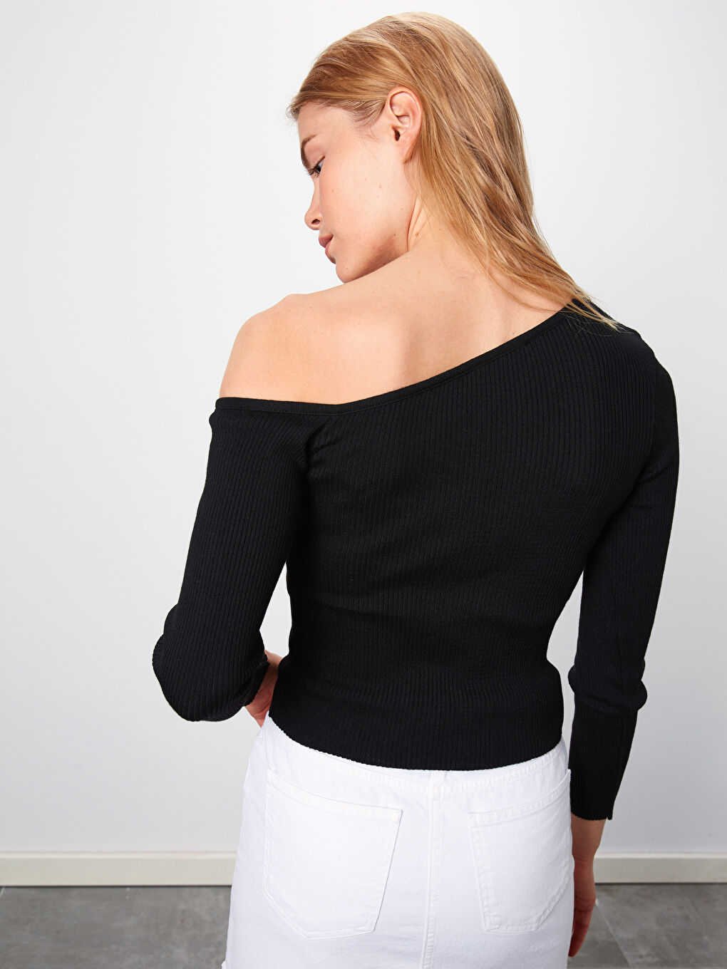 Siyah Kayık Yaka Düz Uzun Kollu Kadın Triko Kazak-2