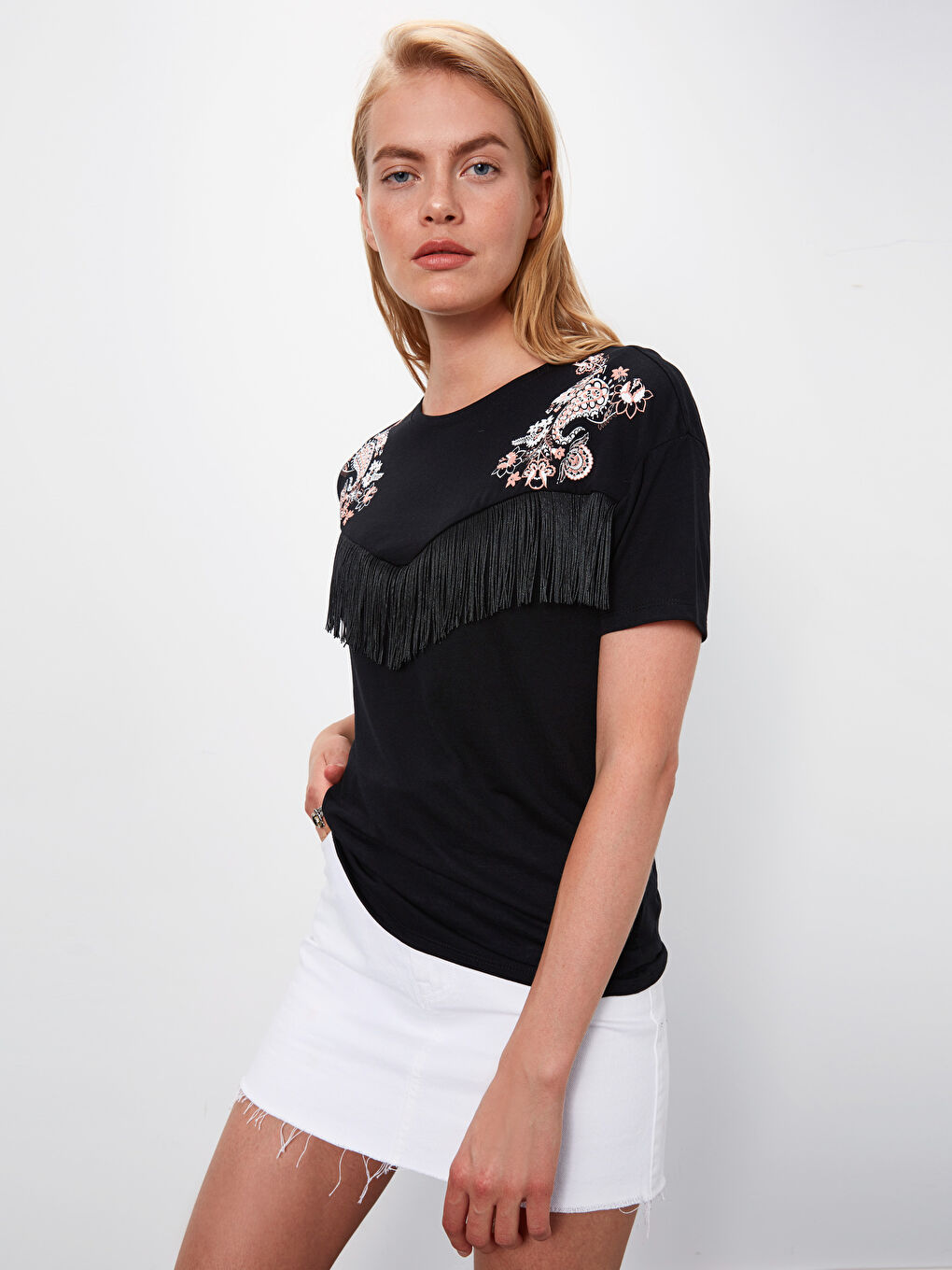 Siyah U Yaka Kısa Kollu Kadın Tişört-1