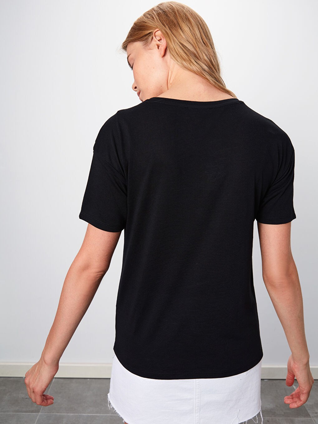 Siyah U Yaka Kısa Kollu Kadın Tişört-2