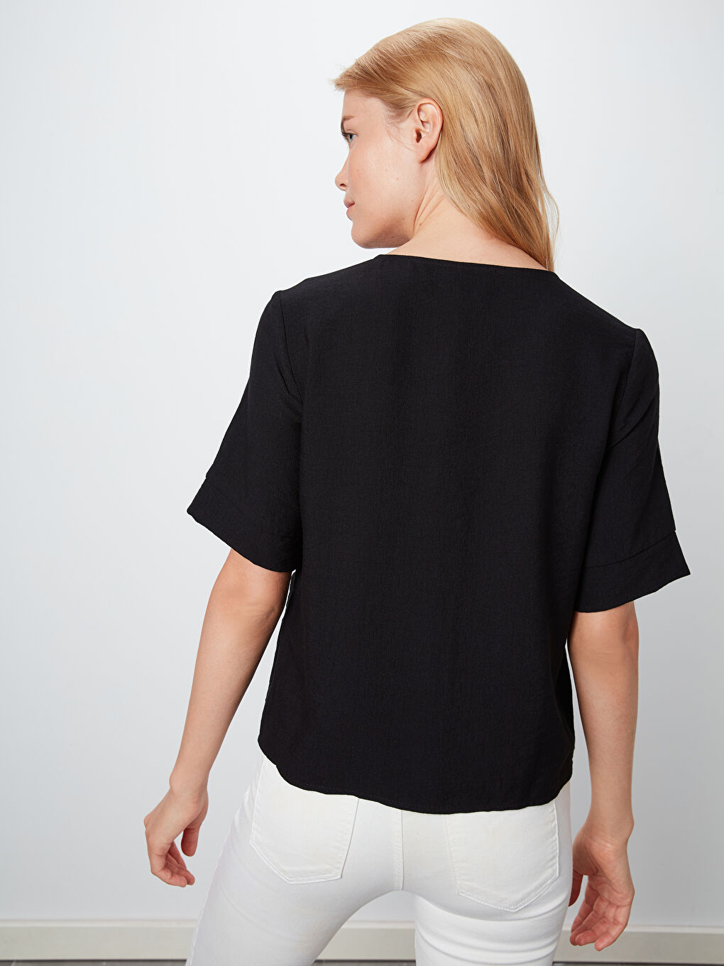 Siyah V Yaka Standart Fit Uzun Kollu Kadın Bluz-2