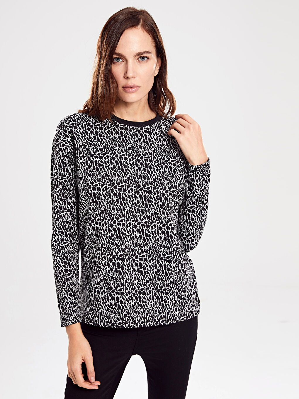 Siyah Bisiklet Yaka Desenli Uzun Kollu Kadın Tişört-1