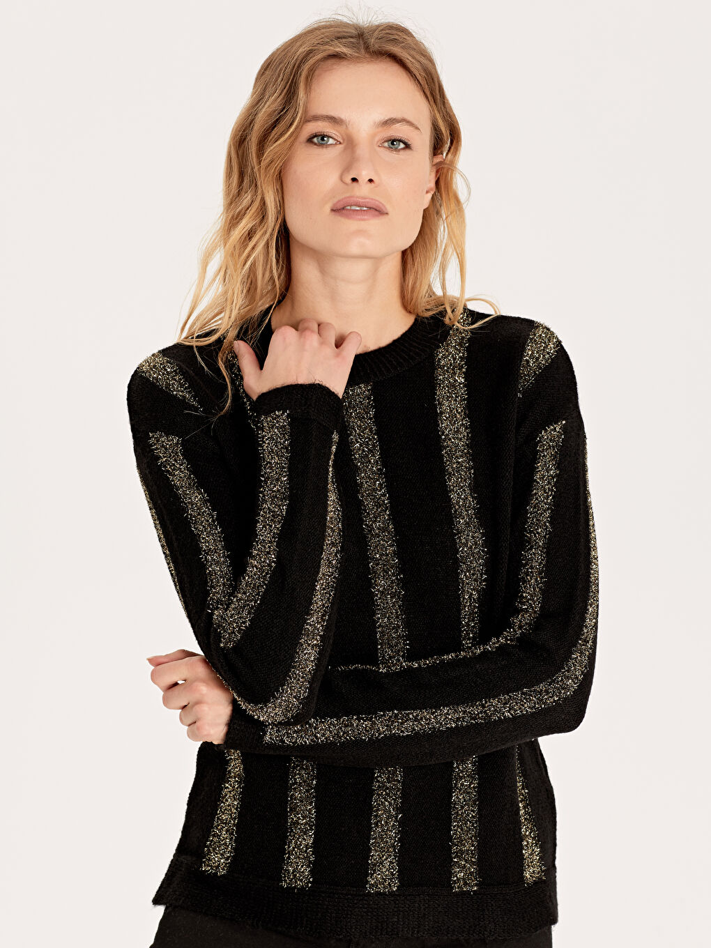 Дөңгелек жағалы әйелдерге арналған жемпір