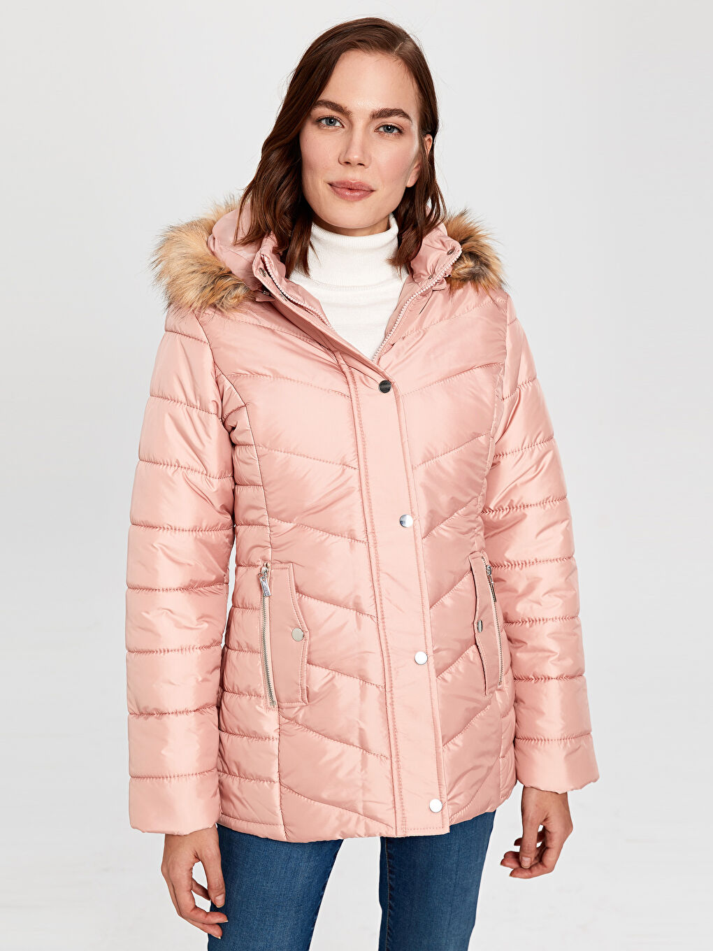 Женский пуховик с капюшоном и длинным рукавом
