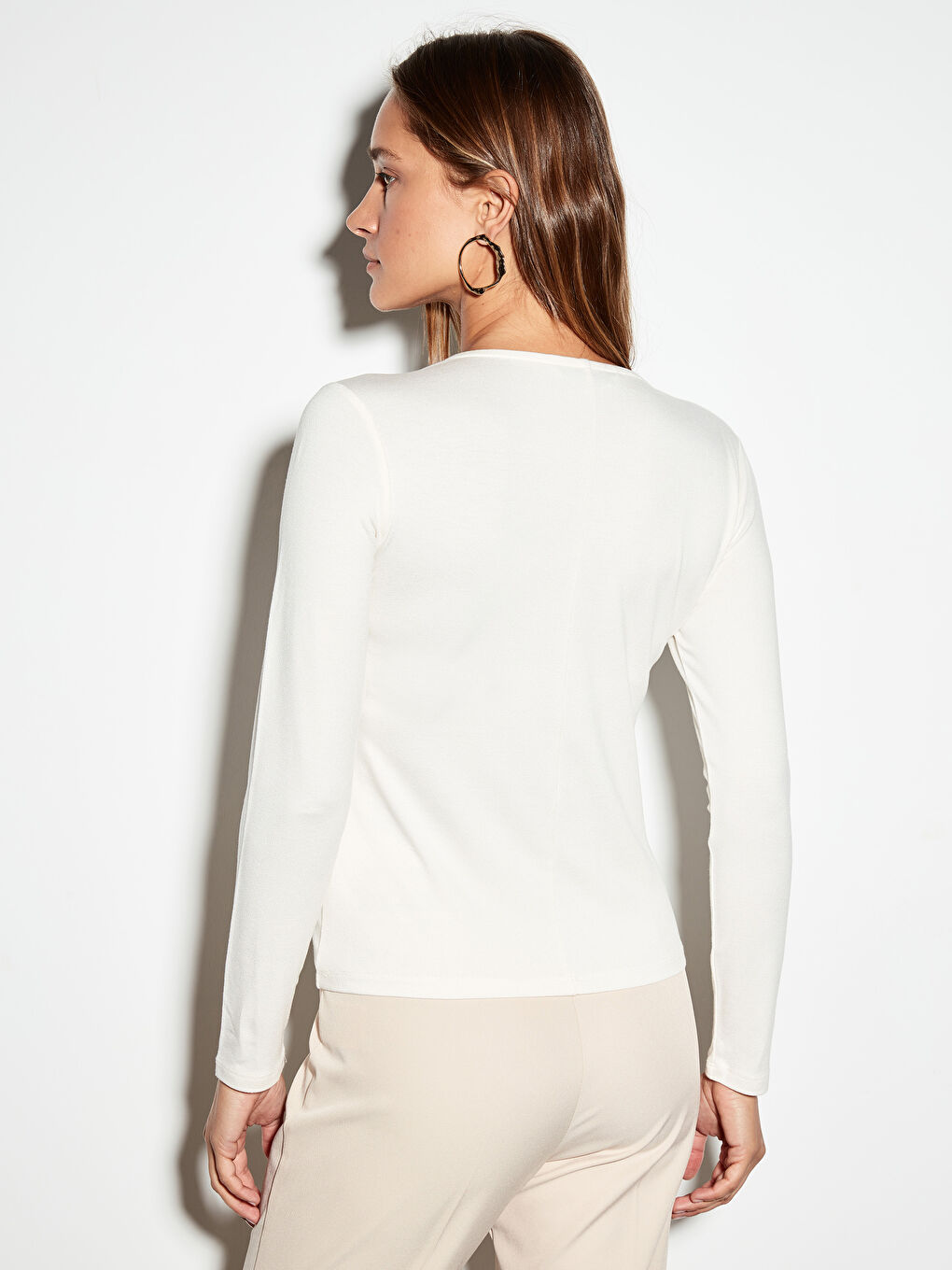 Beyaz V Yaka Düz Uzun Kollu Kadın Tişört-2