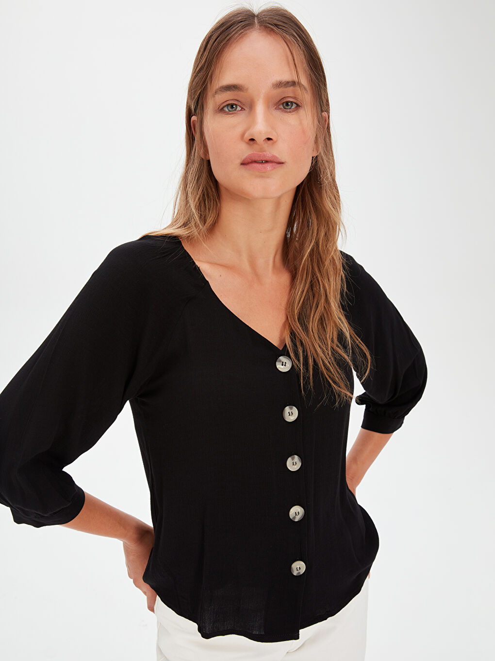 Siyah U Yaka Standart Fit Kısa Kollu Kadın Bluz