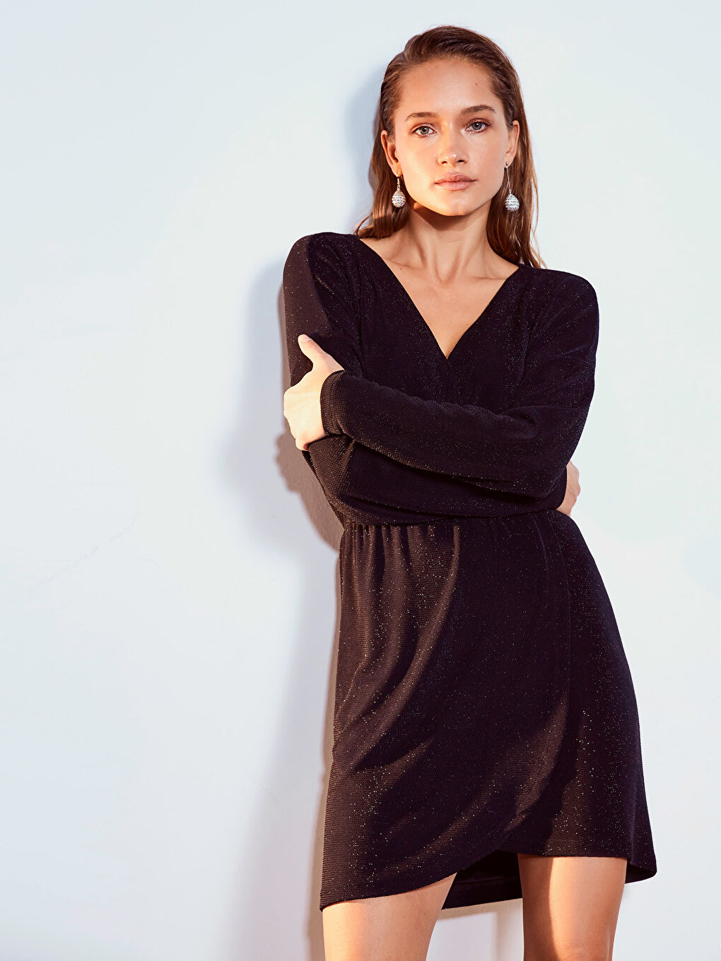 Siyah Kruvaze Yaka Parlak Görünümlü Kadın Elbise-1