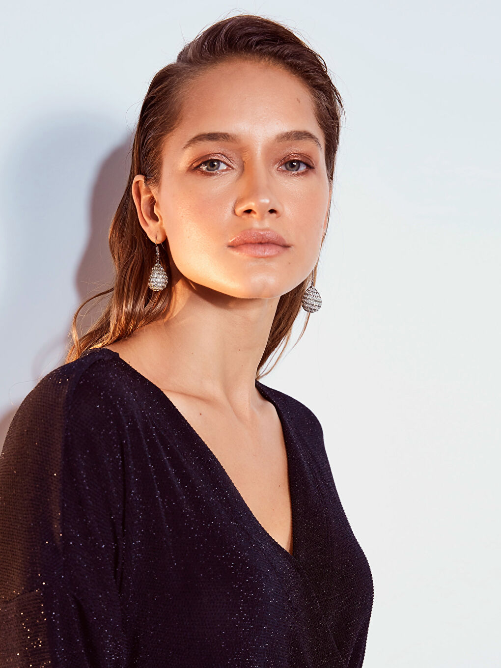 Siyah Kruvaze Yaka Parlak Görünümlü Kadın Elbise-4