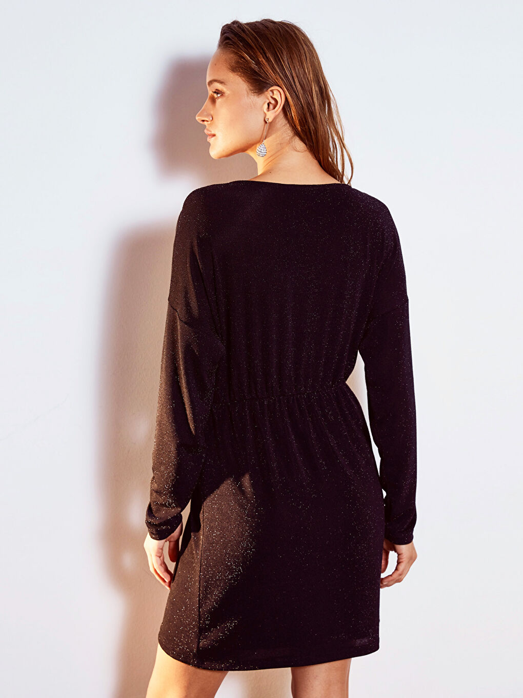 Siyah Kruvaze Yaka Parlak Görünümlü Kadın Elbise-5