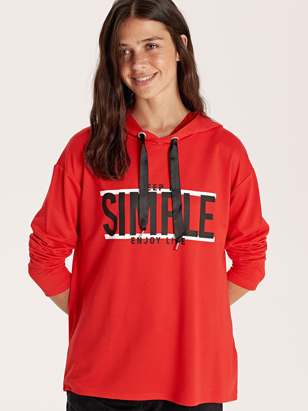 Kırmızı Kapüşonlu Sweatshirt Kumaşı Kadın Tişört