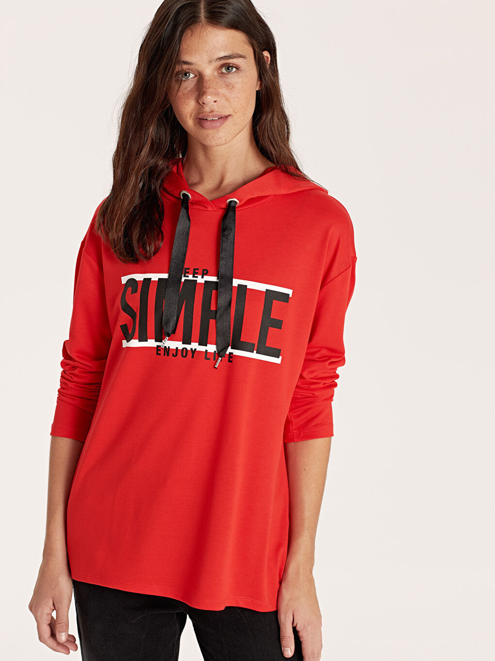 Kırmızı Kapüşonlu Sweatshirt Kumaşı Kadın Tişört-1