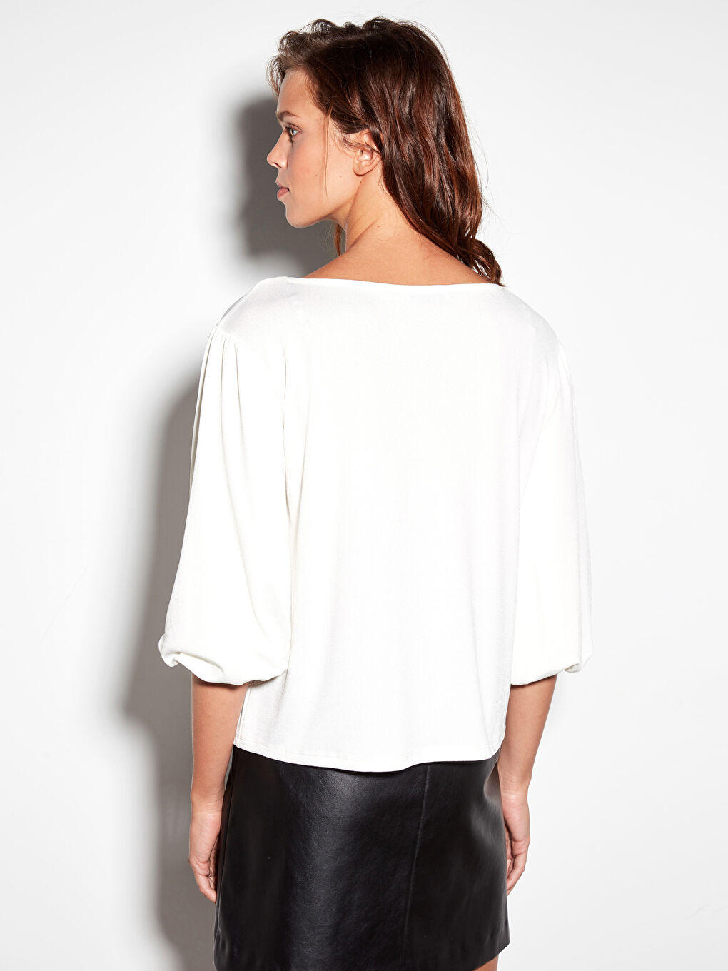 Beyaz V Yaka Uzun Kollu Kadın Tişört-3