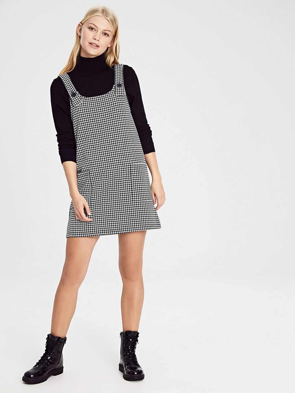 Siyah U Yaka Ekose Askılı Kadın Elbise