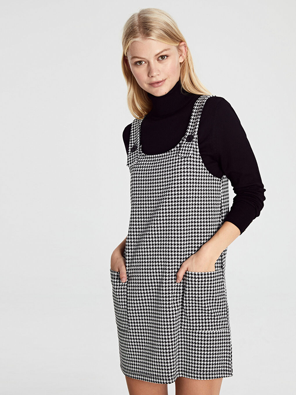 Siyah U Yaka Ekose Askılı Kadın Elbise-1