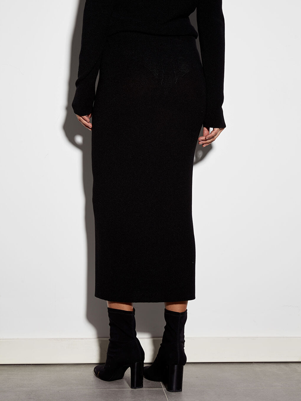 Siyah Beli Lastikli Yırtmaç Detaylı Kadın Triko Kalem Etek-2