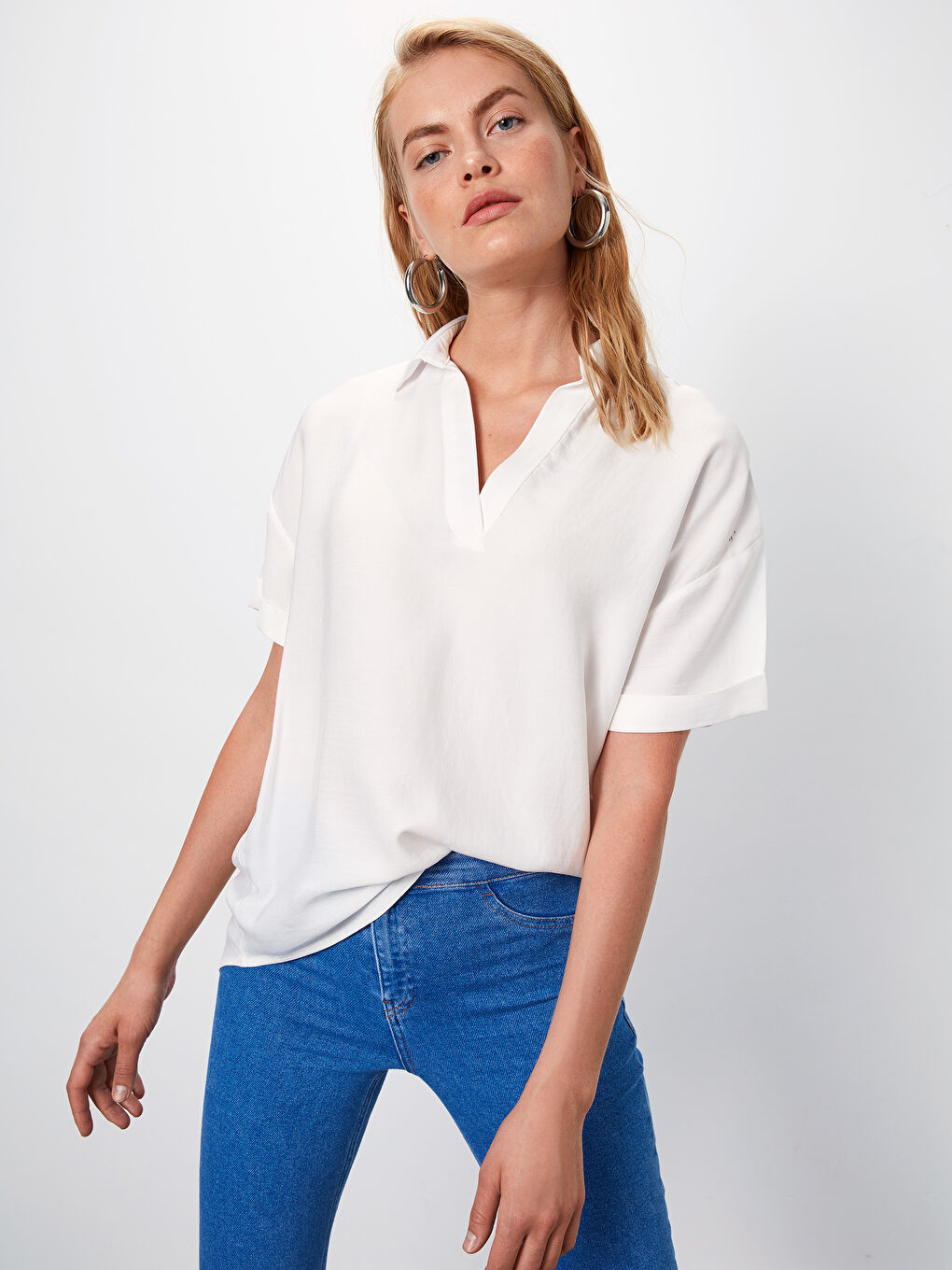 Beyaz V Yaka Düz Kısa Kollu Vual Kumaş Kadın Bluz