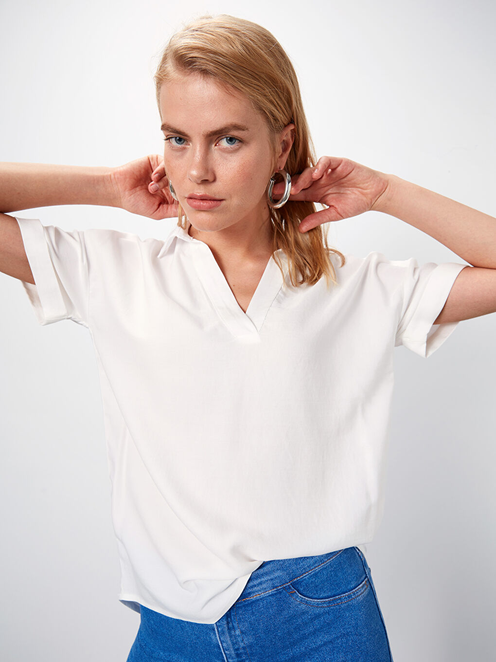 Beyaz V Yaka Düz Kısa Kollu Vual Kumaş Kadın Bluz-1