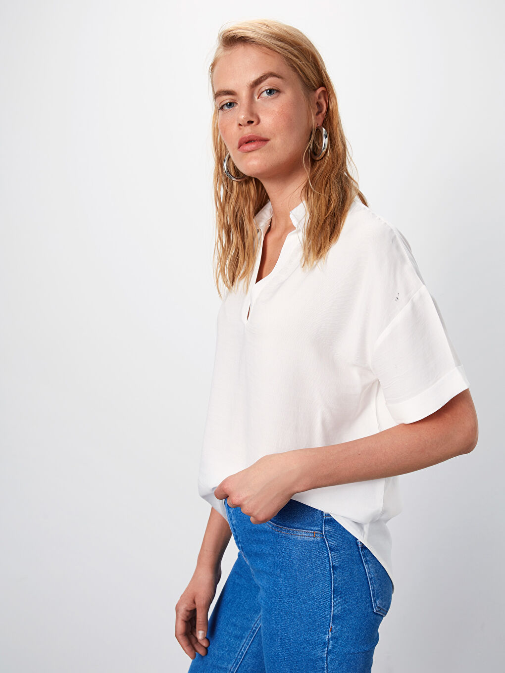 Beyaz V Yaka Düz Kısa Kollu Vual Kumaş Kadın Bluz-2