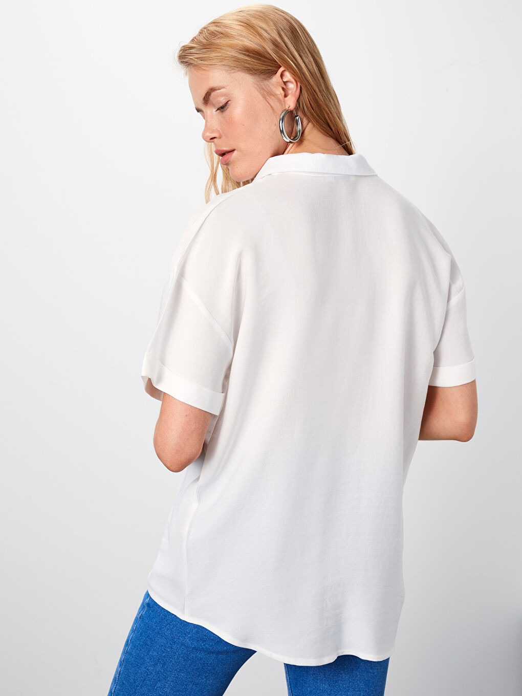 Beyaz V Yaka Düz Kısa Kollu Vual Kumaş Kadın Bluz-3