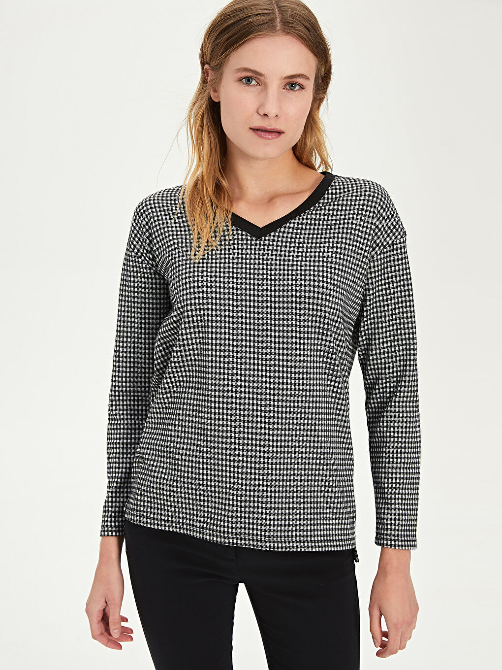 Siyah V Yaka Uzun Kollu Kadın Tişört