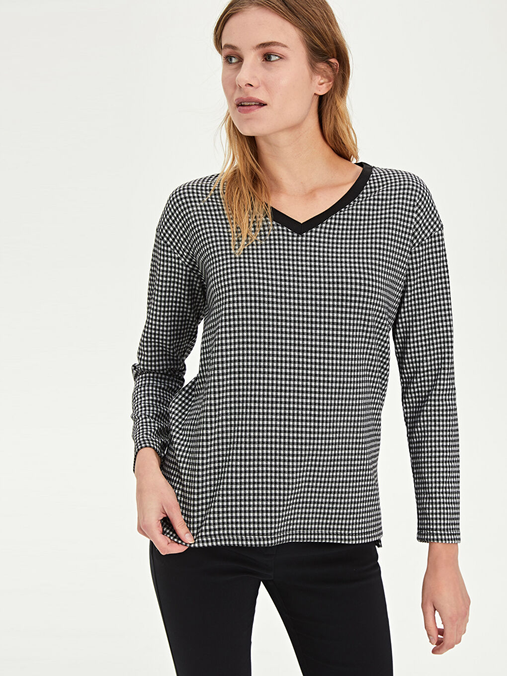 Siyah V Yaka Uzun Kollu Kadın Tişört-1