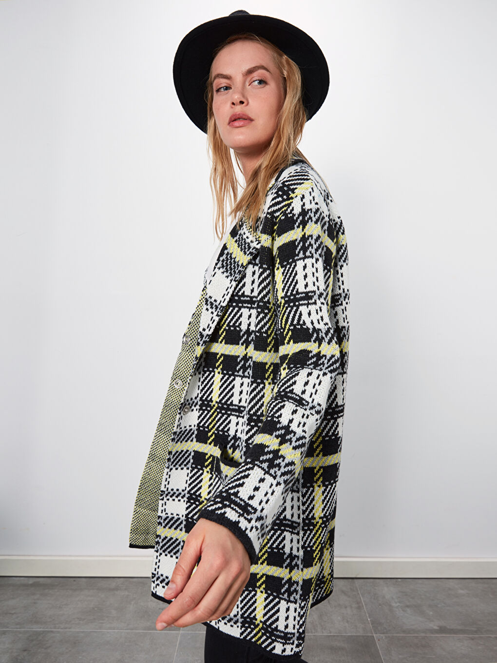 Gri Ceket Yaka Ekoseli Cep Detaylı Uzun Kollu Kadın Triko Hırka