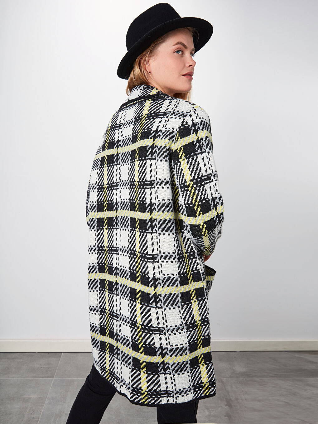 Gri Ceket Yaka Ekoseli Cep Detaylı Uzun Kollu Kadın Triko Hırka-2