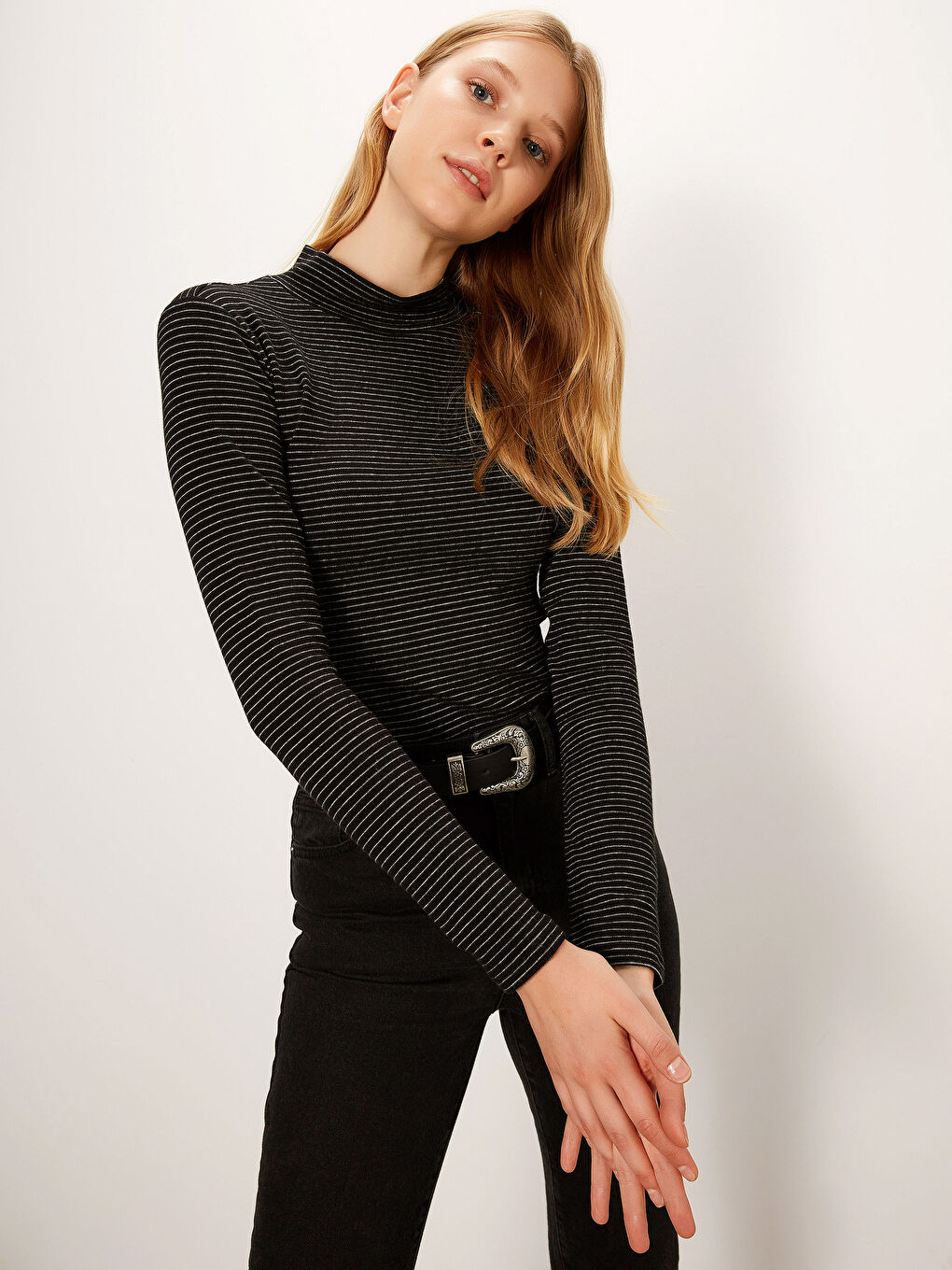 Siyah Dik Yaka Çizgili Uzun Kollu Pamuklu Kadın Tişört