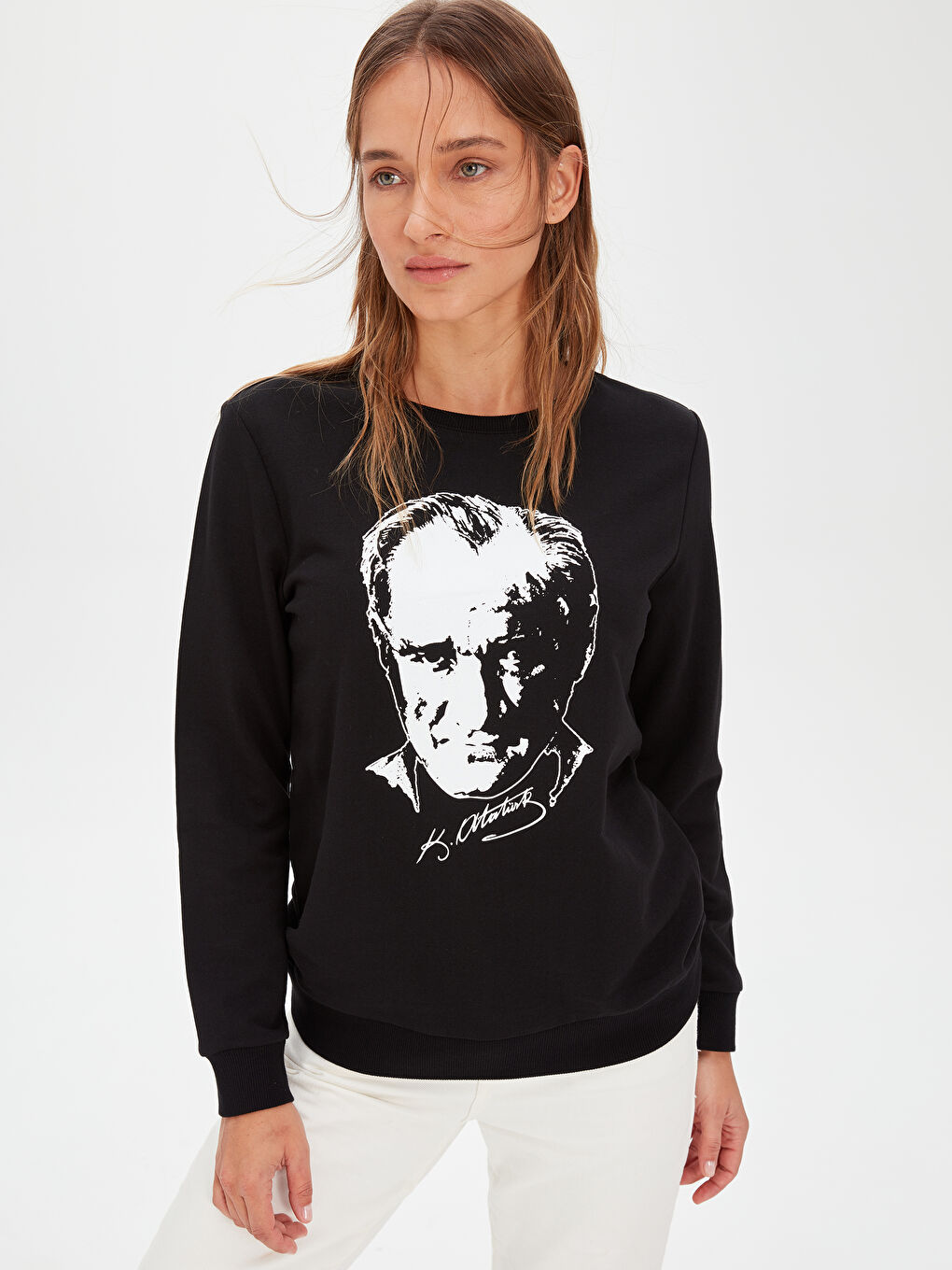 Siyah Atatürk Portresi Baskılı Pamuklu Sweatshirt-1