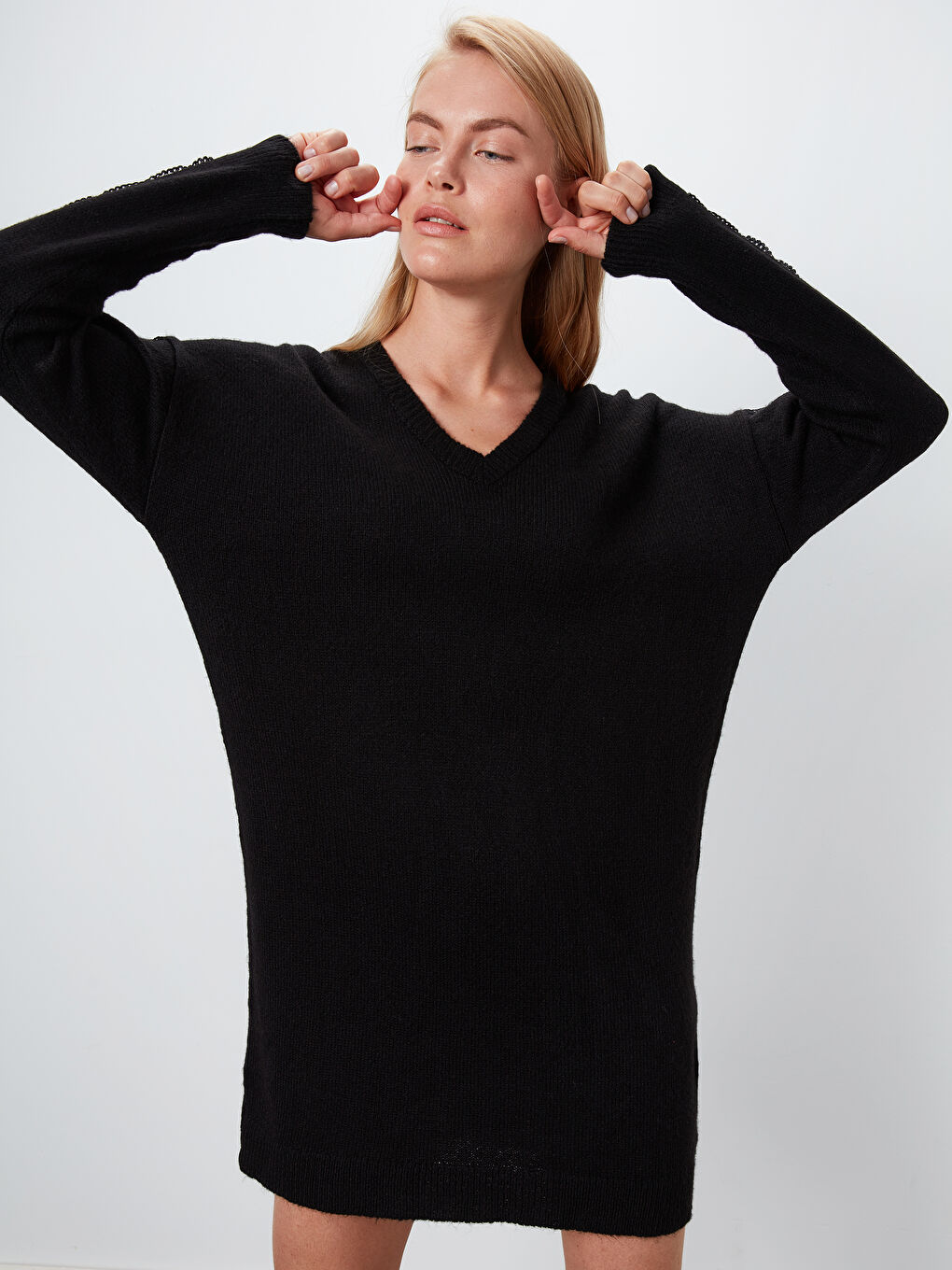 Siyah V Yaka Uzun Kollu Kadın Elbise