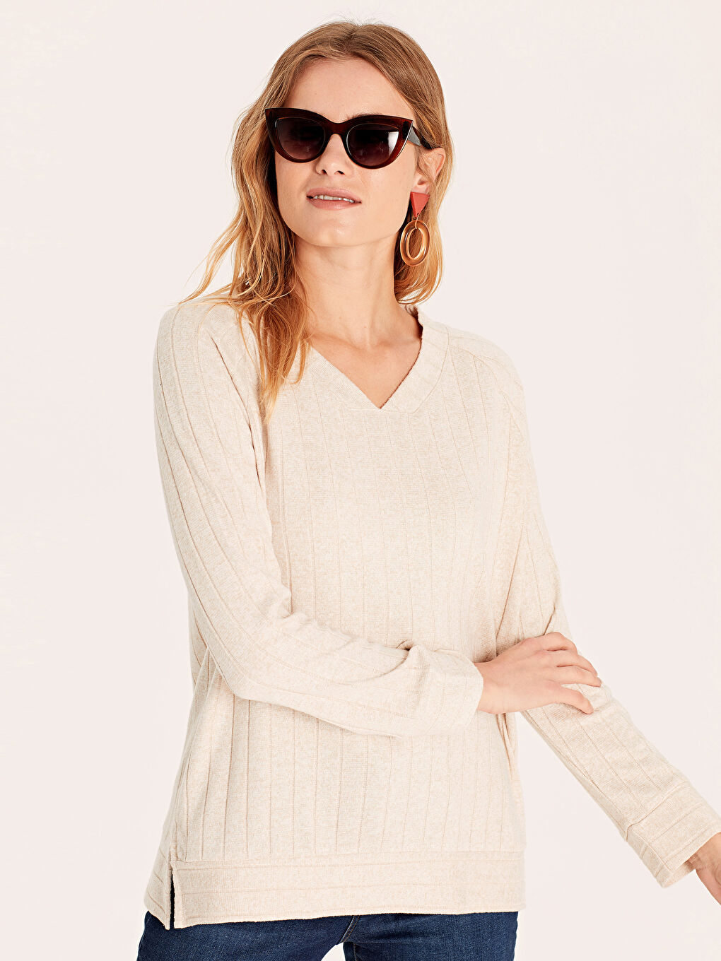 Bej V Yaka Uzun Kollu Kadın Tişört-1