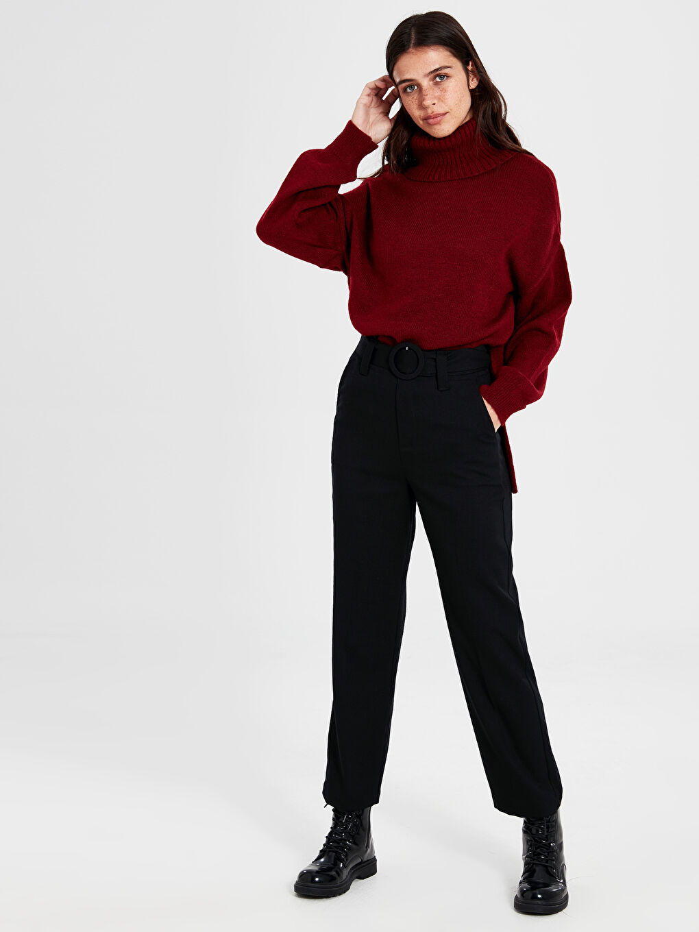 Siyah Kuşaklı Düz Paça Kadın Pantolon