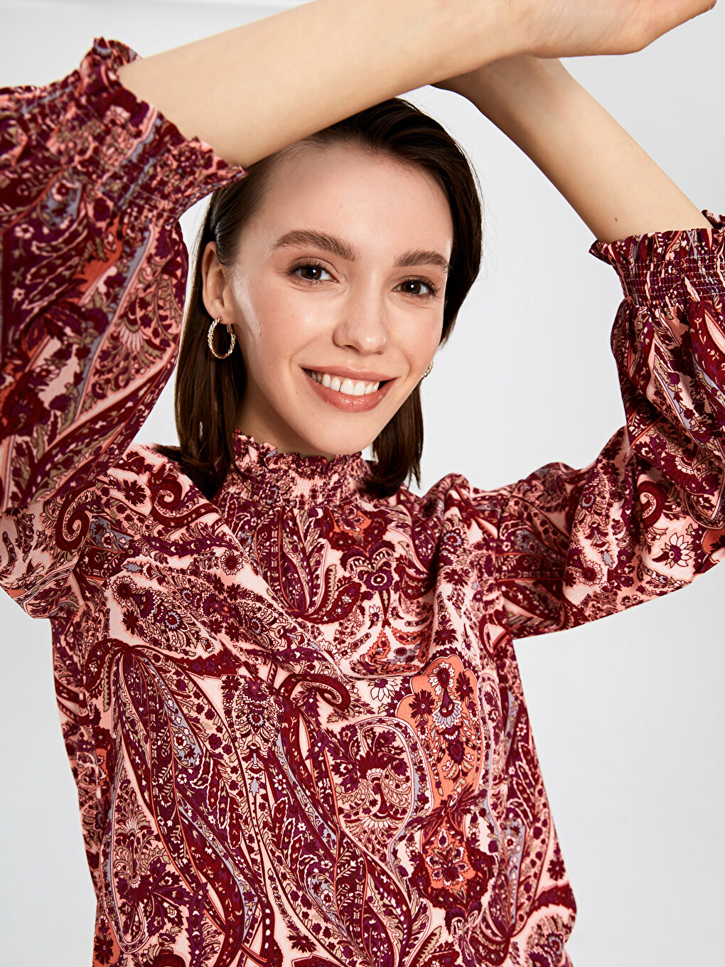 بلوزة نسائية طويلة الأكمام بياقة بنمط