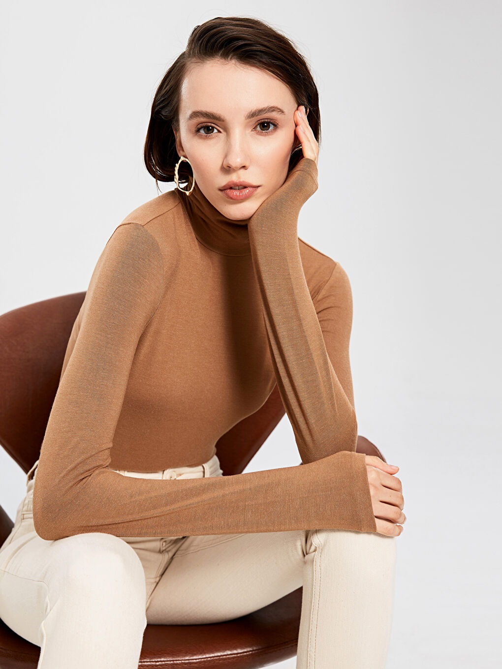 Kahverengi Dik Yaka Düz Kısa Kollu Kadın Tişört