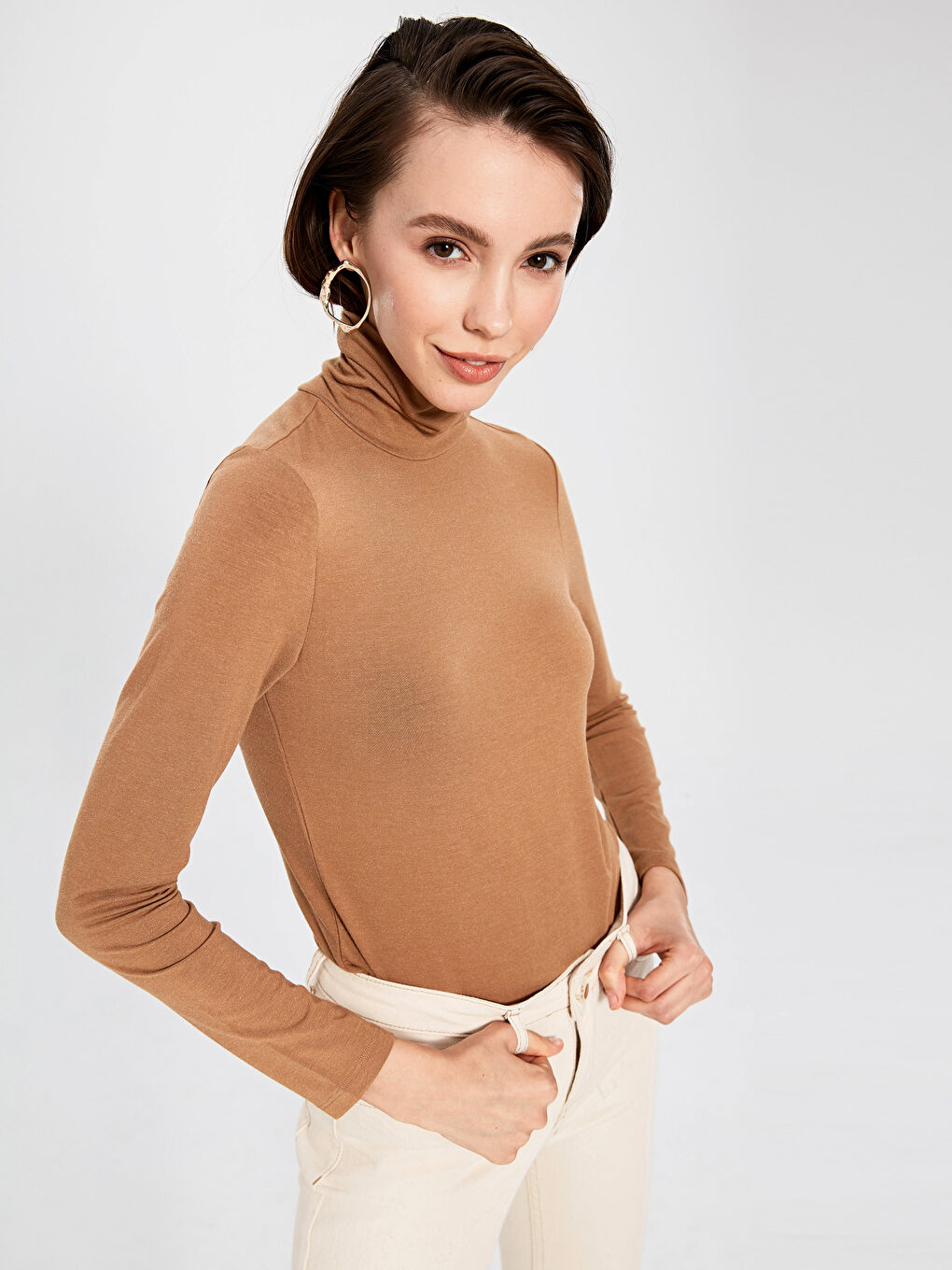 Kahverengi Dik Yaka Düz Kısa Kollu Kadın Tişört-1