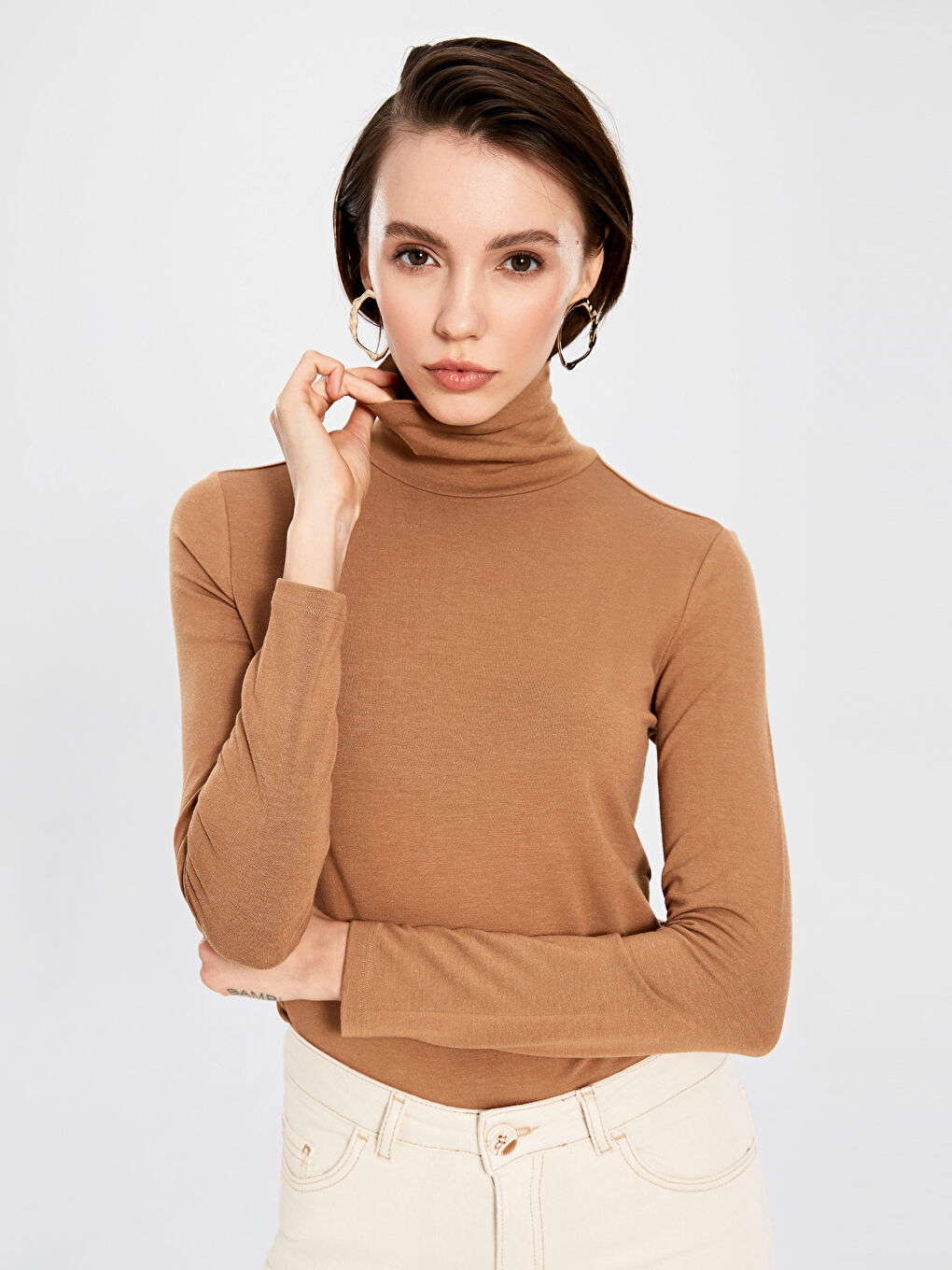 Kahverengi Dik Yaka Düz Kısa Kollu Kadın Tişört-2