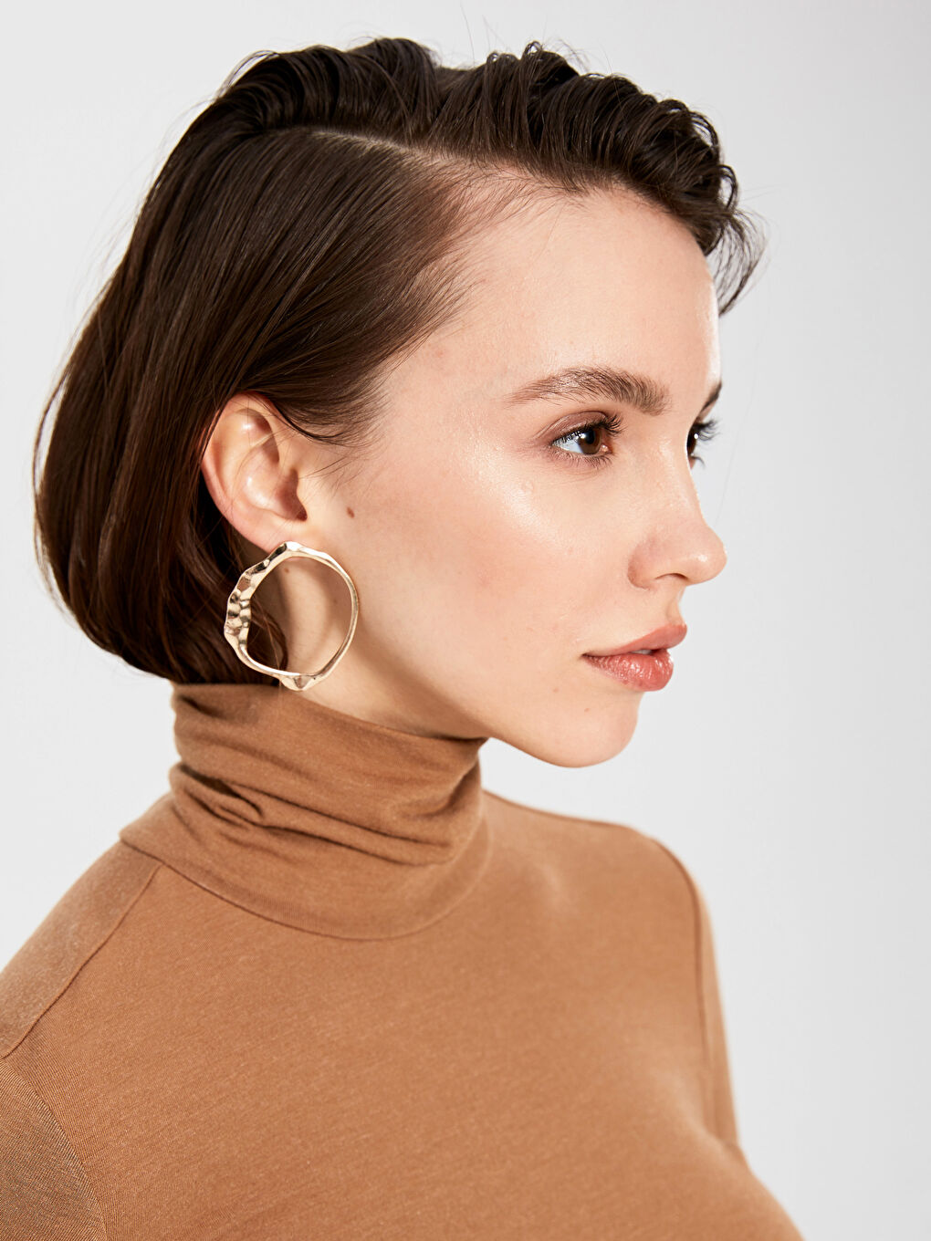 Kahverengi Dik Yaka Düz Kısa Kollu Kadın Tişört-3