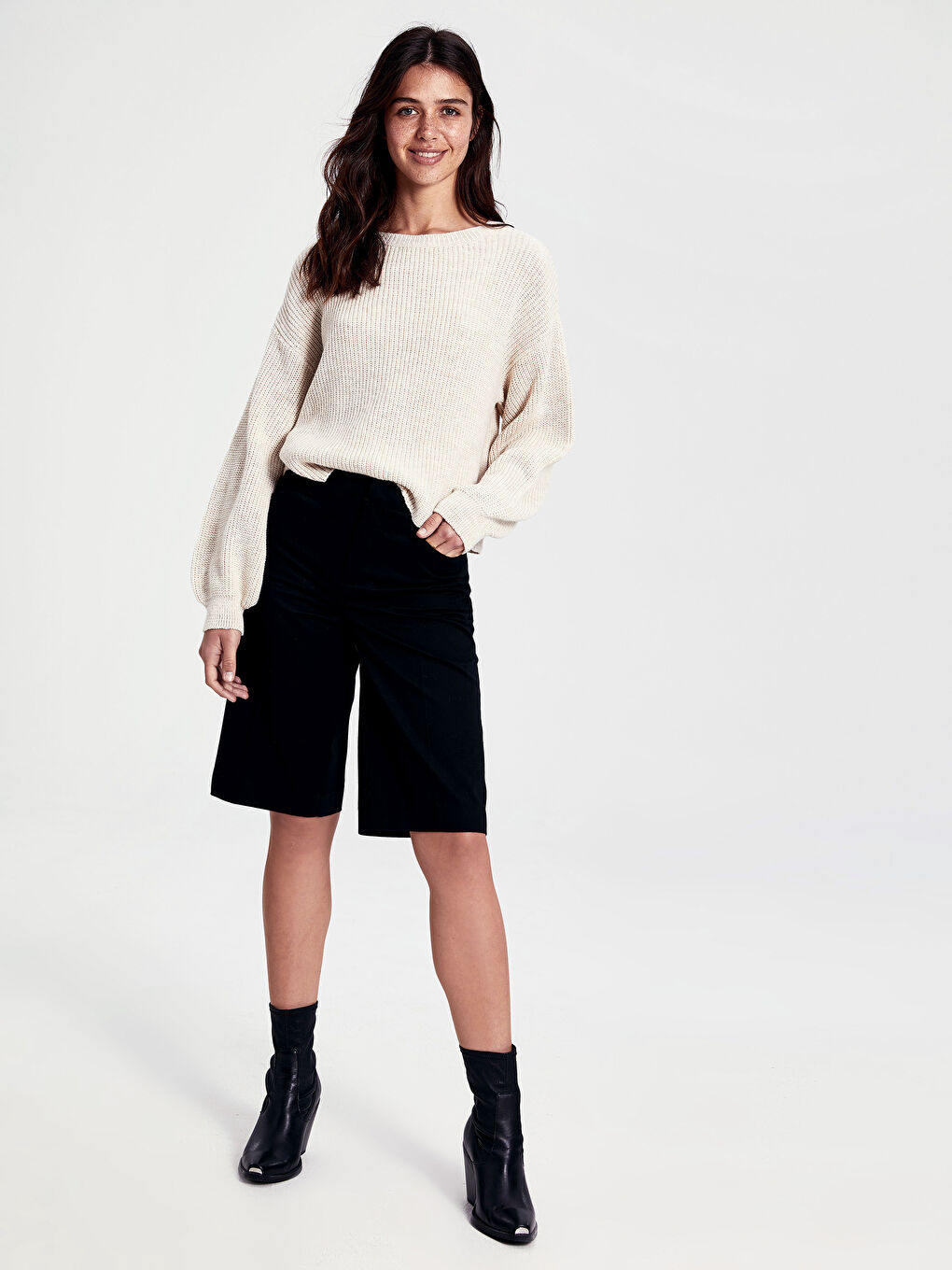 Siyah Yüksek Bel Cep Detaylı Bermuda Pamuklu Kadın Şort