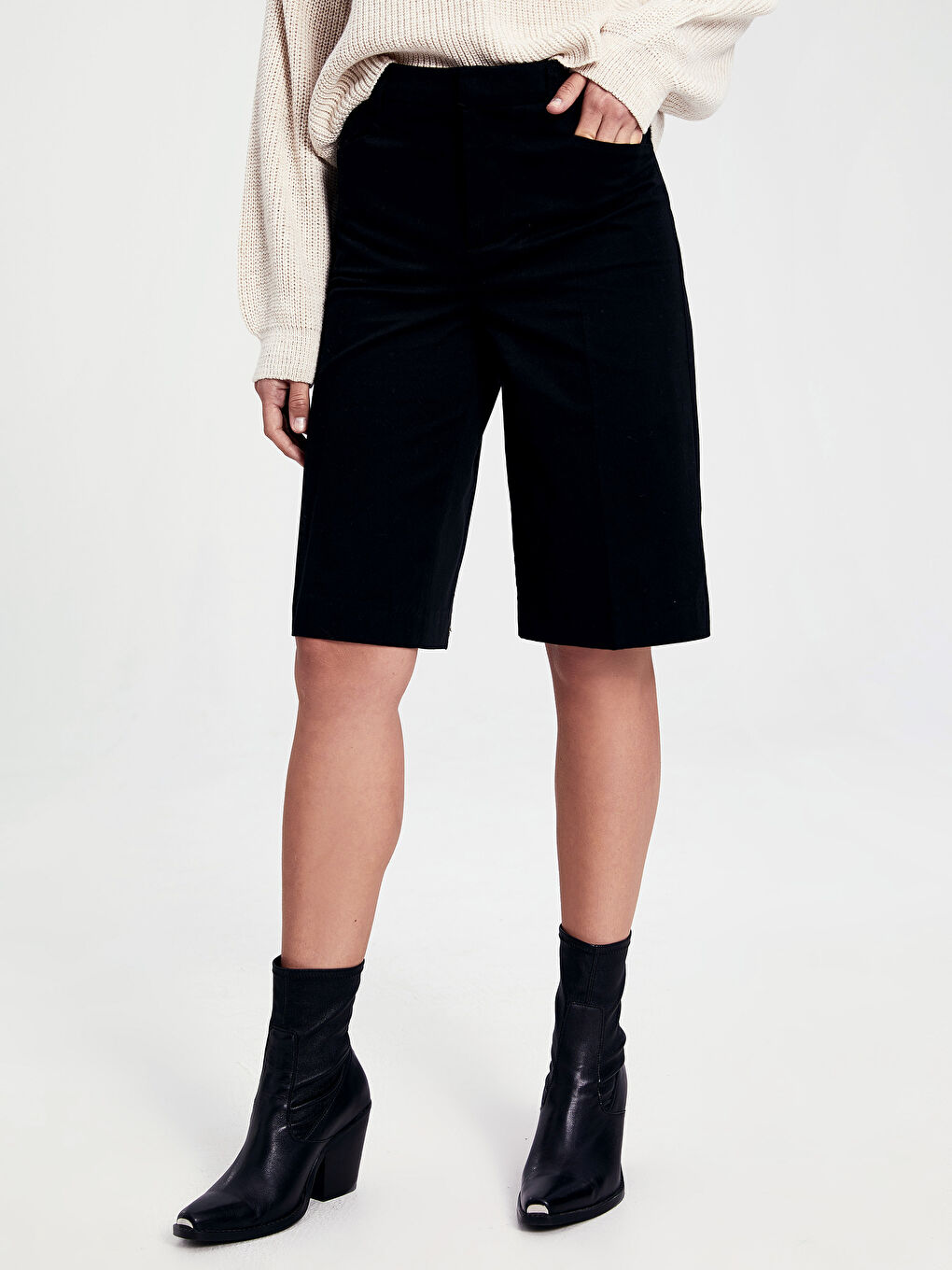 Siyah Yüksek Bel Cep Detaylı Bermuda Pamuklu Kadın Şort-1