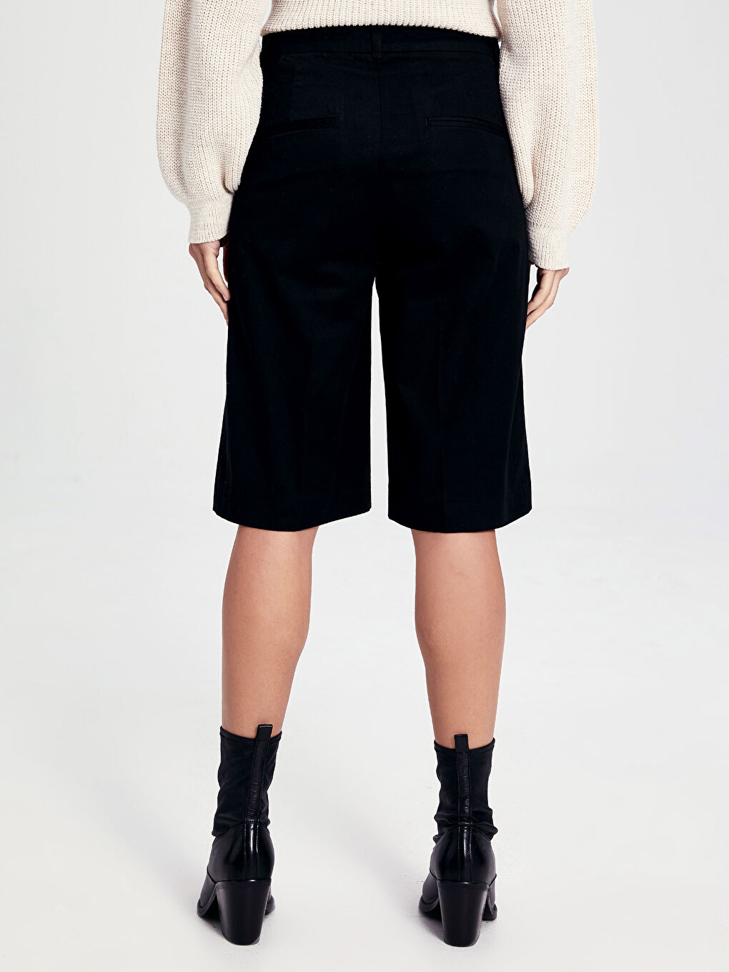 Siyah Yüksek Bel Cep Detaylı Bermuda Pamuklu Kadın Şort-2