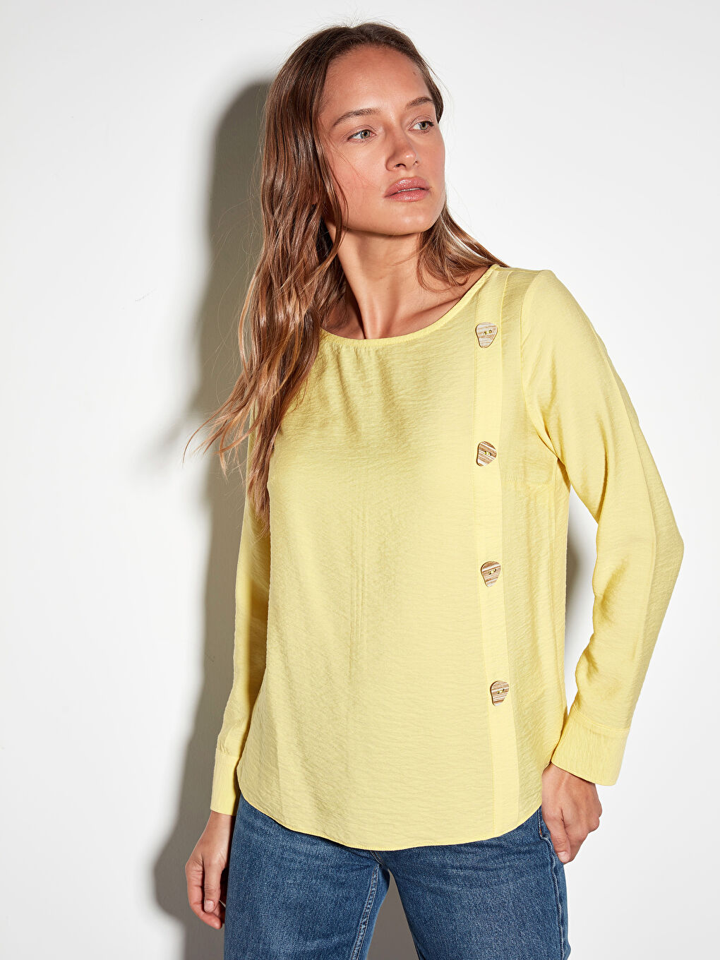 Sarı Düğme Detaylı Uzun Kollu Kadın Viskon Bluz