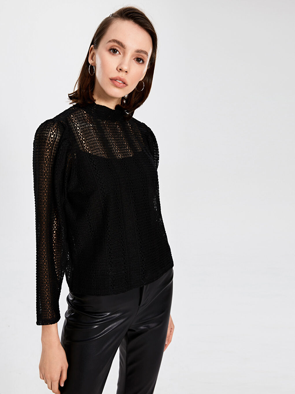 Өрнекті және биік жағалы жемпір-1